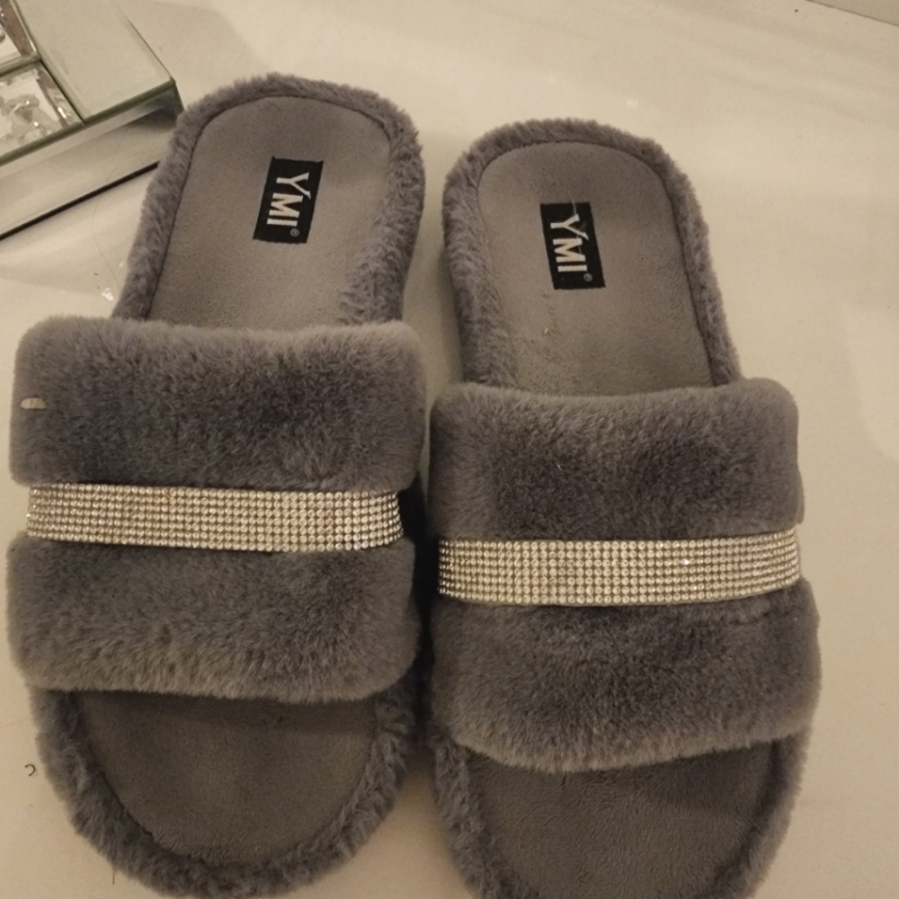πGrey slippers with rhinestones π - Picture 3 of 4